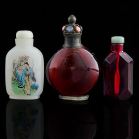 Three Chinese Peking glass snuff bottles, 19th century