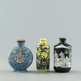 Three Chinese famille rose snuff bottles, late 19th century