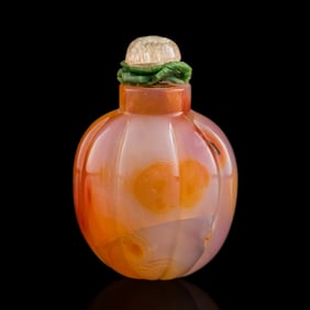 A Chinese agate melon-shaped snuff bottle, early 19th century