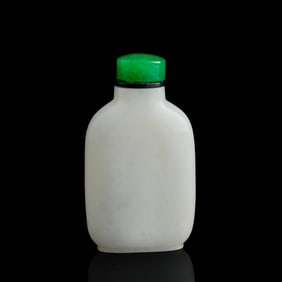 A Chinese white jade snuff bottle, 19th century