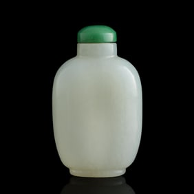 A Chinese white jade snuff bottle, 19th century