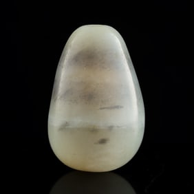 A Chinese black and white jade snuff bottle, 18th century