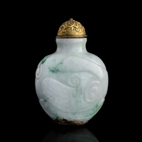 A Chinese jadeite snuff bottle, 19th century