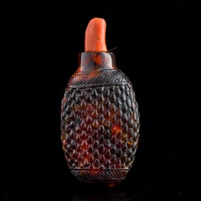 A Chinese amber snuff bottle, 19th century
