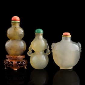 Three Chinese agate snuff bottles, 19th century