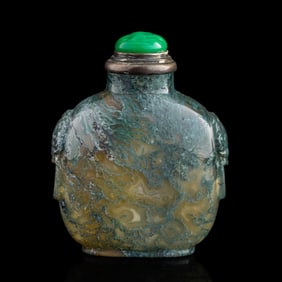 A Chinese moss agate beast-handle snuff bottle, 18th century
