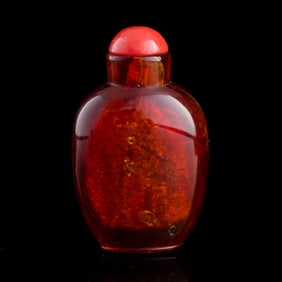A Chinese amber snuff bottle, early 19th century