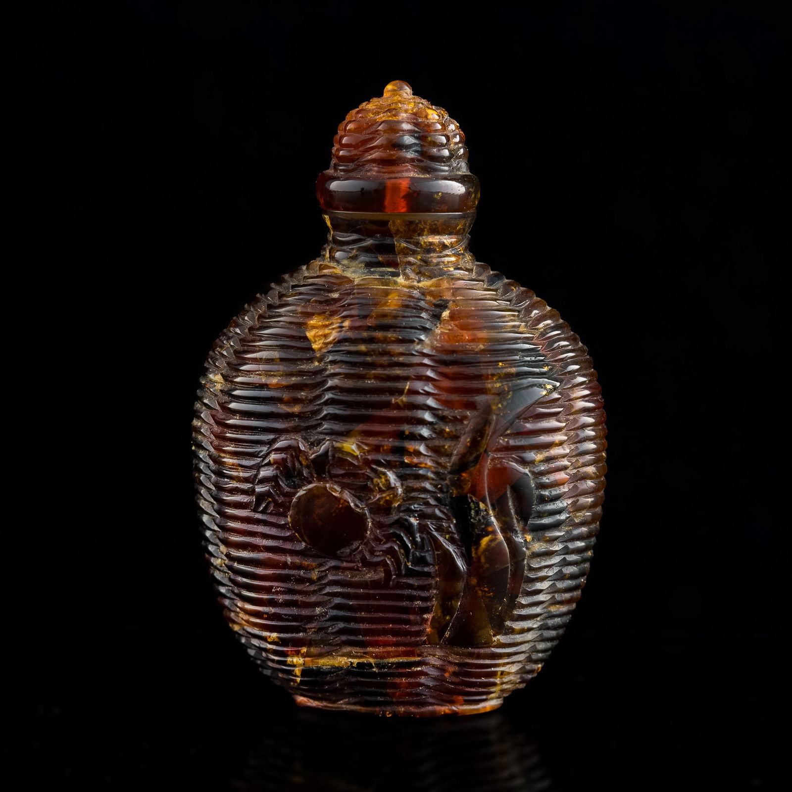 A Chinese amber snuff bottle, 19th century (1 of 7)