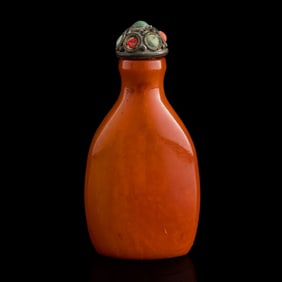 A Chinese amber snuff bottle, 19th century