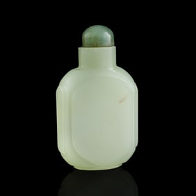 A Chinese white jade snuff bottle, 19th century
