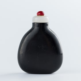 A Chinese ox horn snuff bottle, 19th century