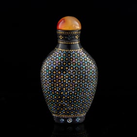 A Chinese lacquer MOP-inlaid snuff bottle, 19th century