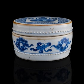 A Chinese blue and white drum-shaped box, Kangxi period, Qing dynasty