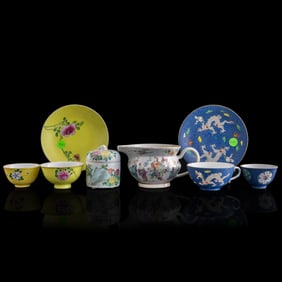 Eight Chinese famille rose items, late 19th century/early 20th century