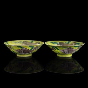 A pair of Chinese yellow-ground sancai bowls, 19th century
