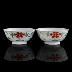 A pair of Chinese famille rose 'floral' bowls, 17th/18th century