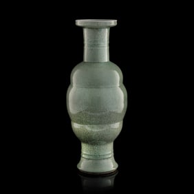 A large Chinese ge-glazed vase, 18th century