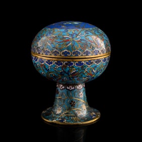 A Chinese cloisonne stem dou-form box, 19th century