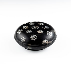 A Chinese black-lacquer circular box with mother-of-pearl inlay, 18th/19th century