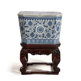 A Chinese blue and white 'lotus' ice chest, 19th century