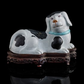 A Chinese porcelain dog, 19th century