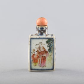 A Chinese blue and white enamel-decorated snuff bottle, early 19th century