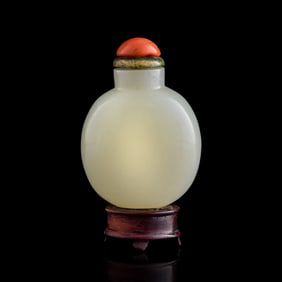 A Chinese white jade snuff bottle, 18th/19th century
