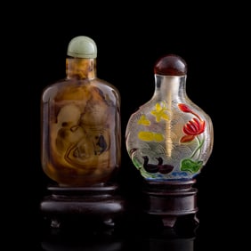 A Chinese Peking glass and an agate snuff bottle, 19th century