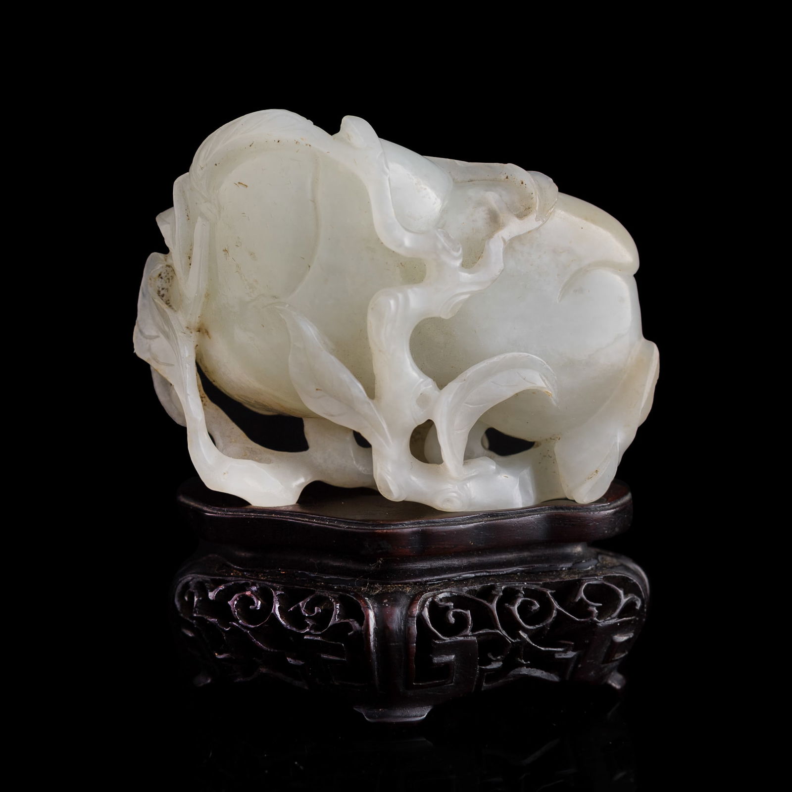 A Chinese white jade ornament of peach, 18th century (1 of 8)