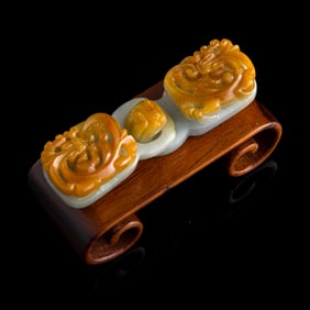 A Chinese carved red jadeite 'chilong' buckle, early 19th century