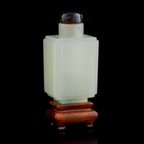 A Chinese carved white jade square snuff bottle, 18th/19th century