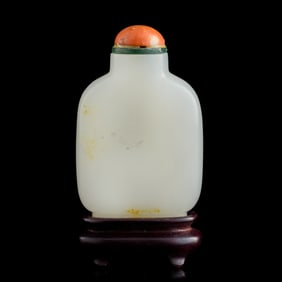 A Chinese white jade snuff bottle, 18th/19th century