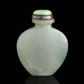 A Chinese jade snuff bottle, 18th century