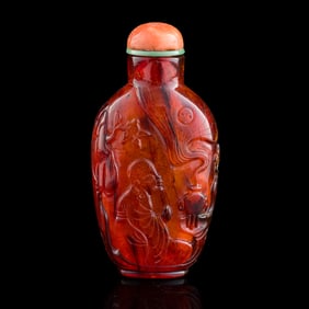 A Chinese carved amber snuff bottle, 18th/19th century