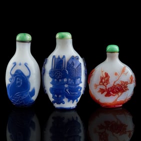 Three Chinese overlay Peking glass snuff bottles, 19th century