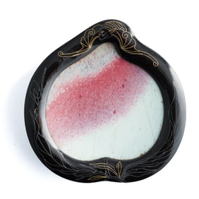 A Chinese carved horn snuff dish with a Song jun porcelain shard, by Xiao Shan, Qing dynasty