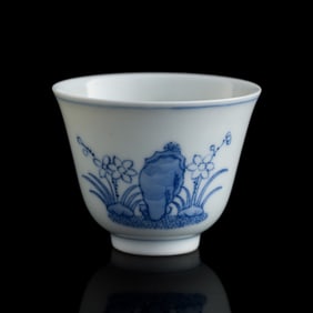 A Chinese blue and white 'floral' cup, Guangxu period, Qing dynasty