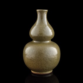 A Chinese tea-dust-glazed gourd vase, 19th century