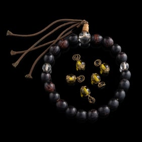 A Chinese Bodhi seed bracelet and five glass clasps, 19th century