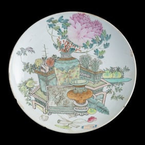 A Chinese Qianjiang ‘hundred antiques’ charger, late 19th century