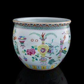 A Chinese famille rose 'hundred antiques' jar, 19th century
