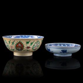 A Chinese blue and wucai bowl and a blue and white plate, 17th/18th century