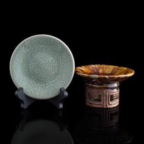 A Chinese persimmon-glazed stem dish and a ge-glazed plate, 18th/19th century