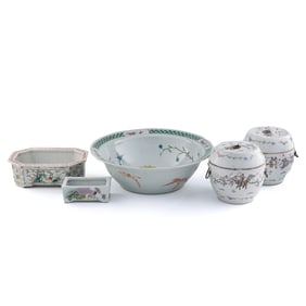 Five Chinese famille rose porcelain items, late 19th century
