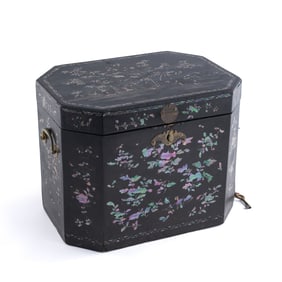 A Chinese black lacquer jewelry box, 18th century
