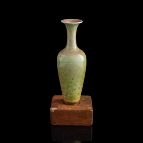 A Chinese peachbloom liuyeping vase, 19th century