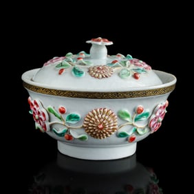 A Chinese export famille rose ‘floral’ covered bowl, 18th century