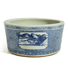 A large Chinese blue and white jar, late 18th/early 19th century