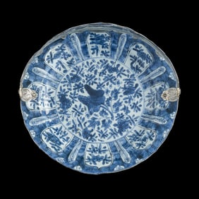 A Chinese export blue and white 'floral' plate, 17th century