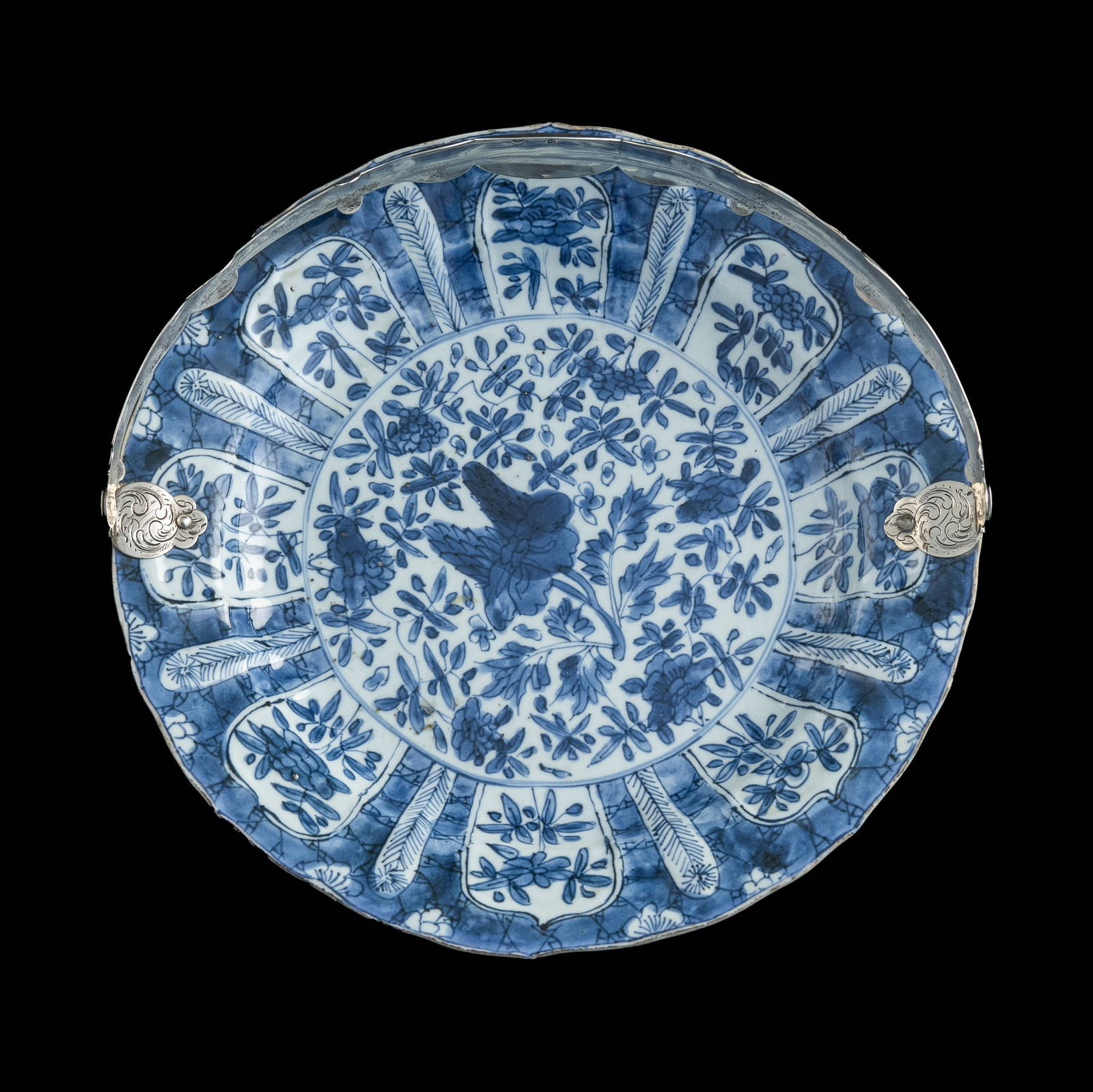 A Chinese export blue and white 'floral' plate, 17th century